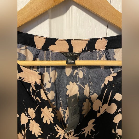 Ann Taylor Petite NWT Floral Long Sleeve Blouse Size XSP - Picture 3 of 7